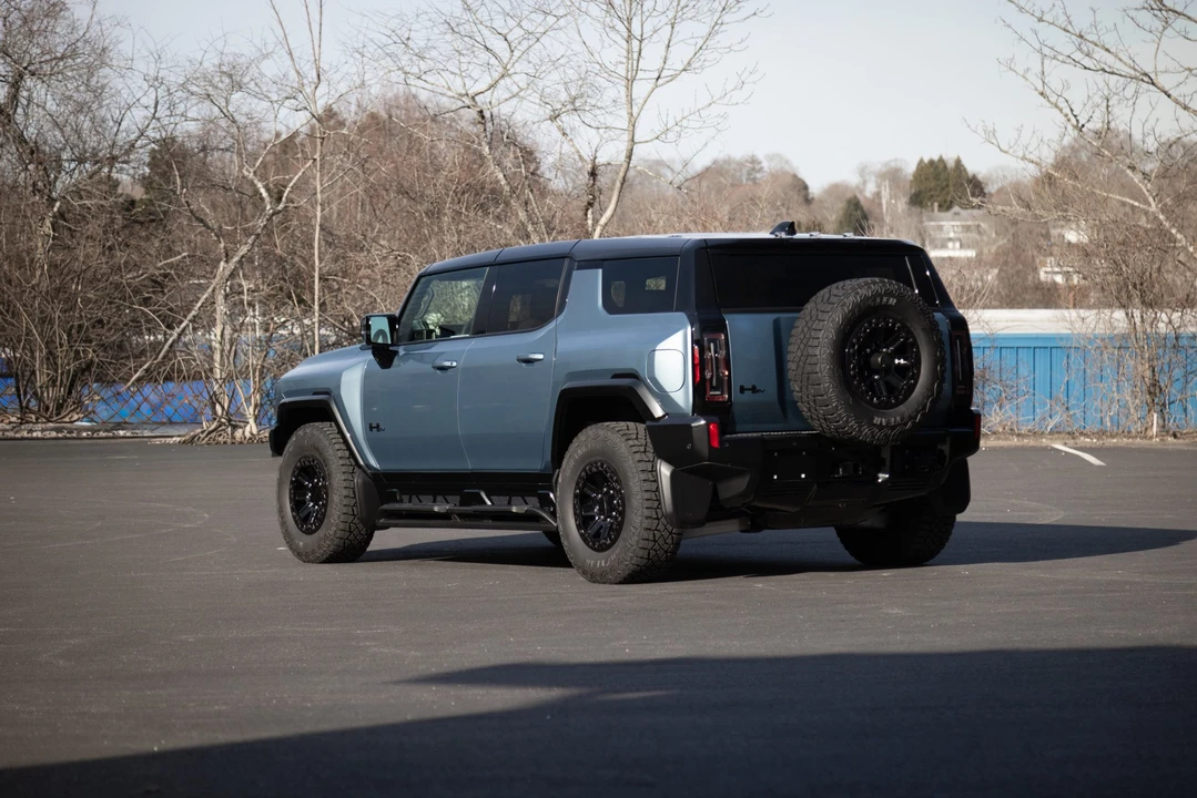 2024 GMC Hummer EV - Image 22 of 31
