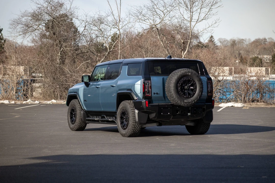 2024 GMC Hummer EV - Image 23 of 31