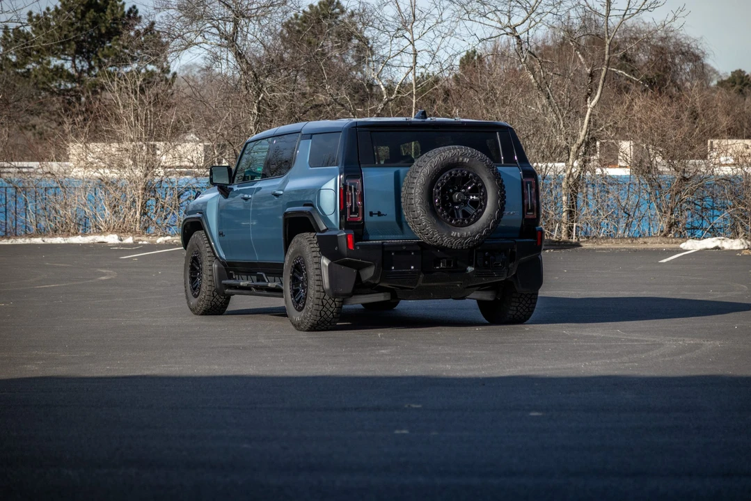 2024 GMC Hummer EV - Image 24 of 31