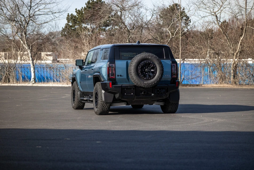 2024 GMC Hummer EV - Image 25 of 31