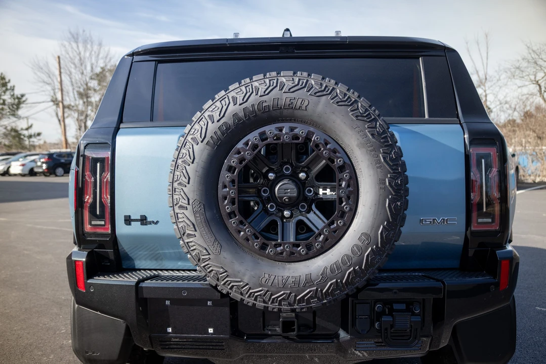 2024 GMC Hummer EV - Image 28 of 31
