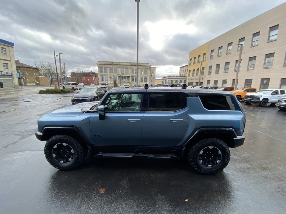 2024 GMC Hummer EV - Image 10 of 31