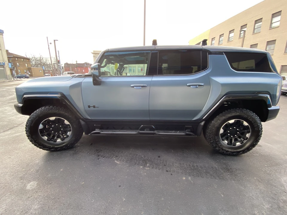 2024 GMC Hummer EV - Image 11 of 31