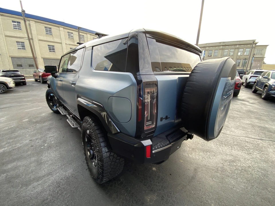 2024 GMC Hummer EV - Image 14 of 31