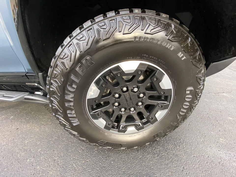 2024 GMC Hummer EV - Image 29 of 31