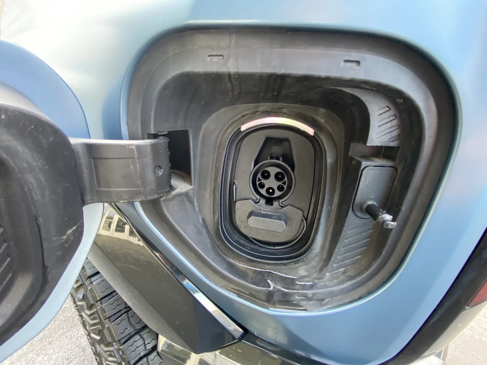 2024 GMC Hummer EV - Image 28 of 31
