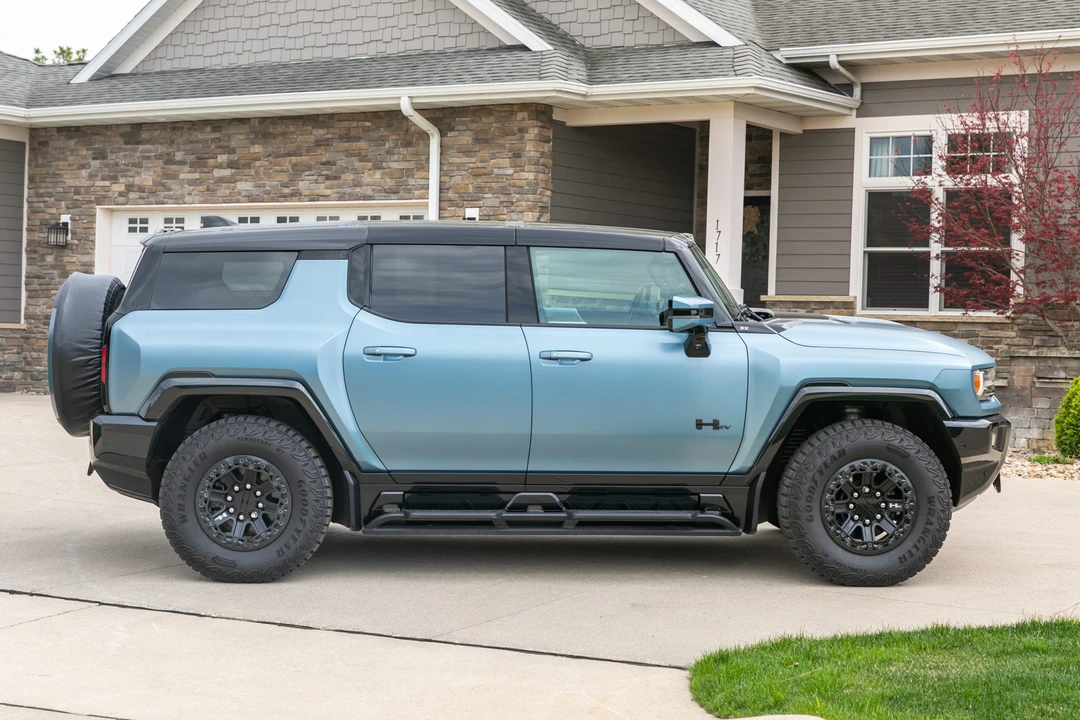 2024 GMC Hummer EV - Image 17 of 31