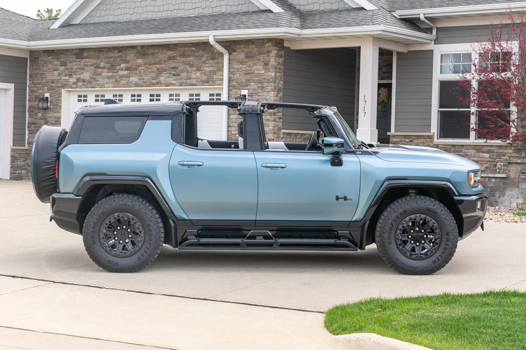 2024 GMC Hummer EV - Image 7 of 31