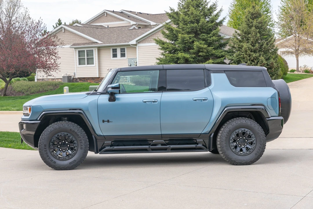 2024 GMC Hummer EV - Image 12 of 31