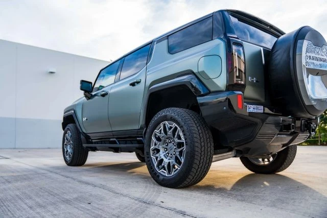 2024 GMC Hummer EV - Image 9 of 12