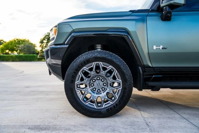 2024 GMC Hummer EV - Image 7 of 21