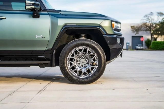 2024 GMC Hummer EV - Image 18 of 21