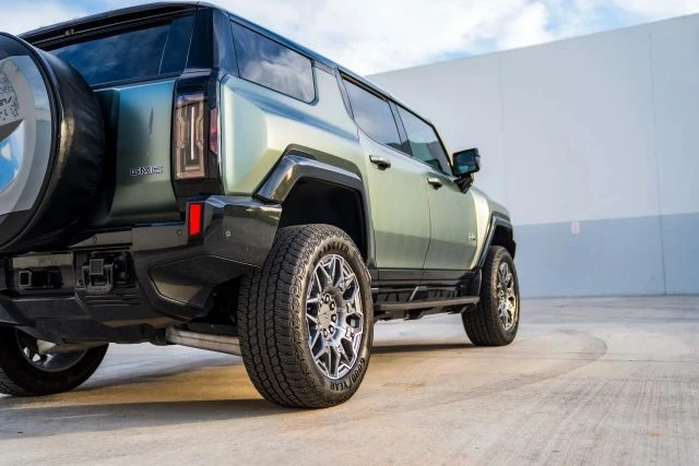 2024 GMC Hummer EV - Image 14 of 21
