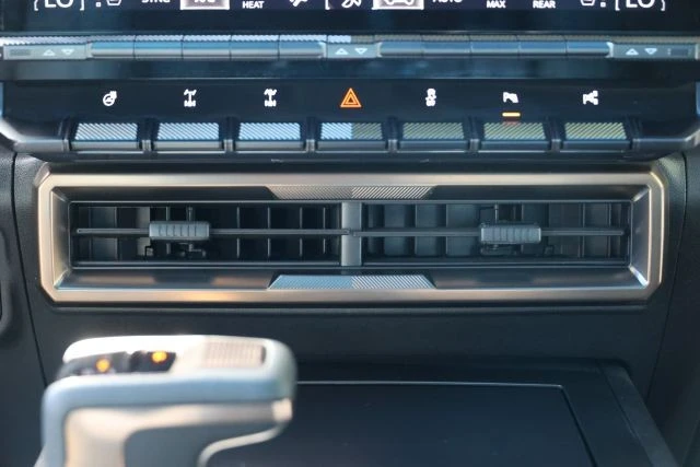 2024 GMC Hummer EV - Image 23 of 31