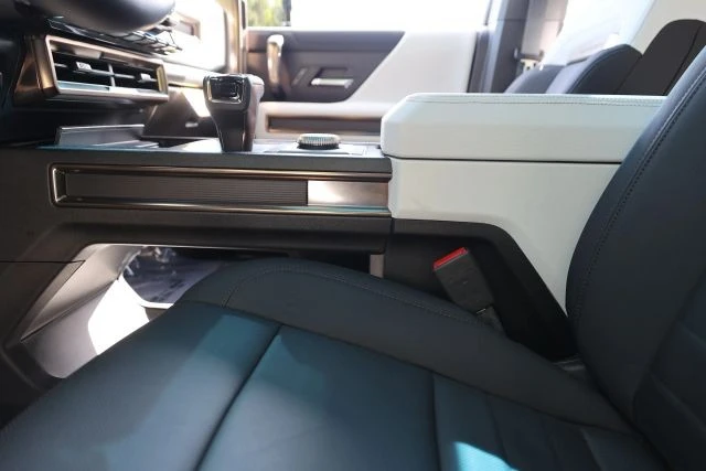 2024 GMC Hummer EV - Image 10 of 31
