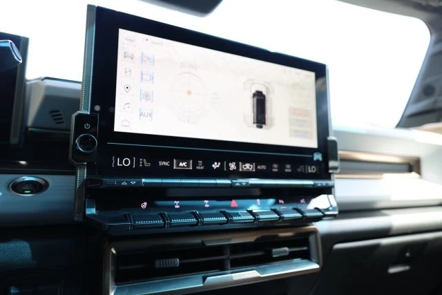 2024 GMC Hummer EV - Image 21 of 31