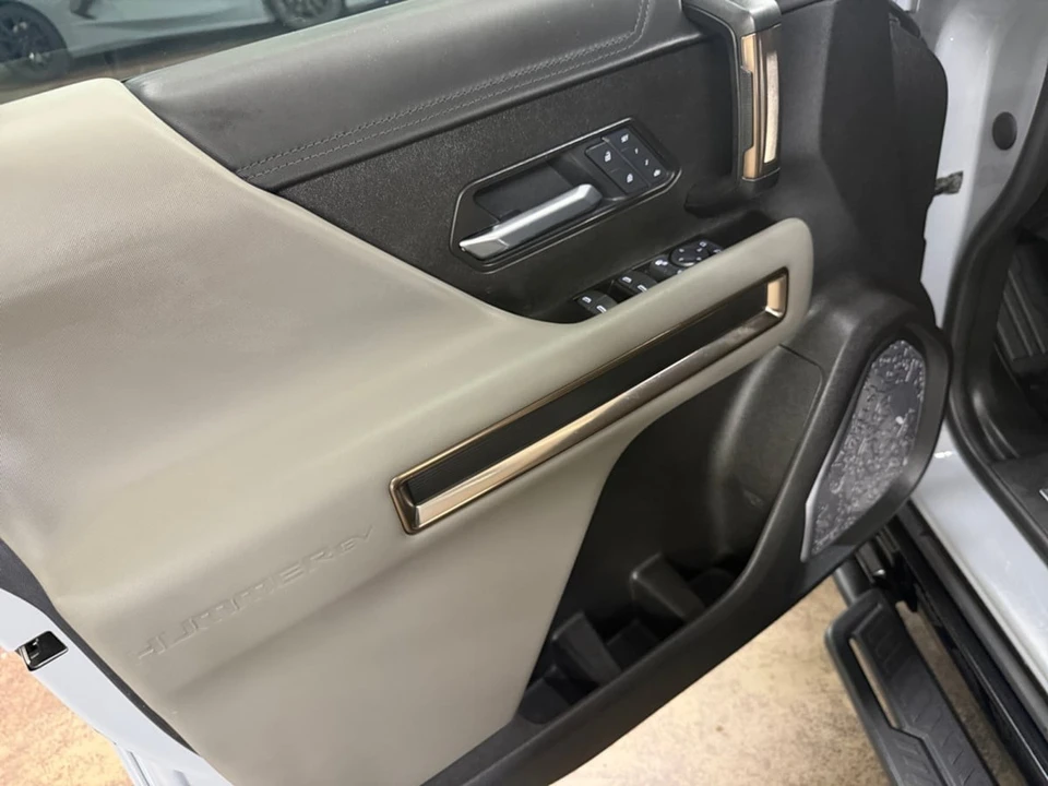 2024 GMC Hummer EV - Image 11 of 25