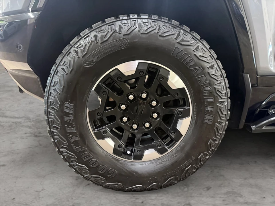 2024 GMC Hummer EV - Image 9 of 25