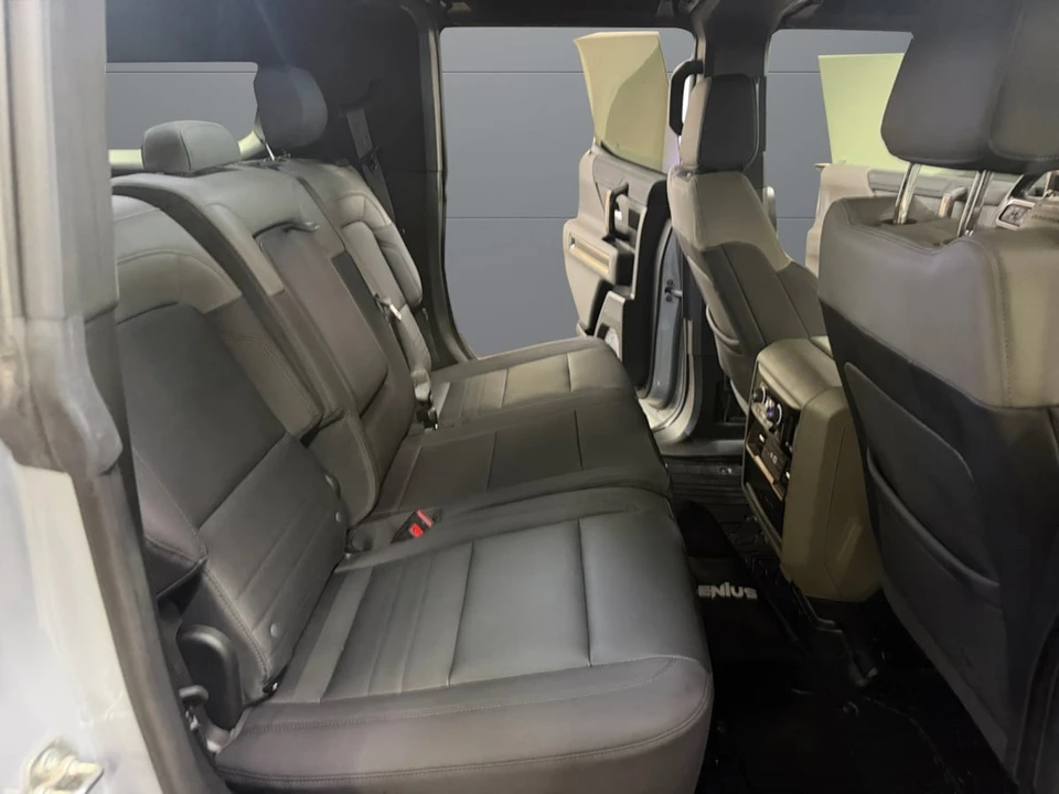 2024 GMC Hummer EV - Image 18 of 25