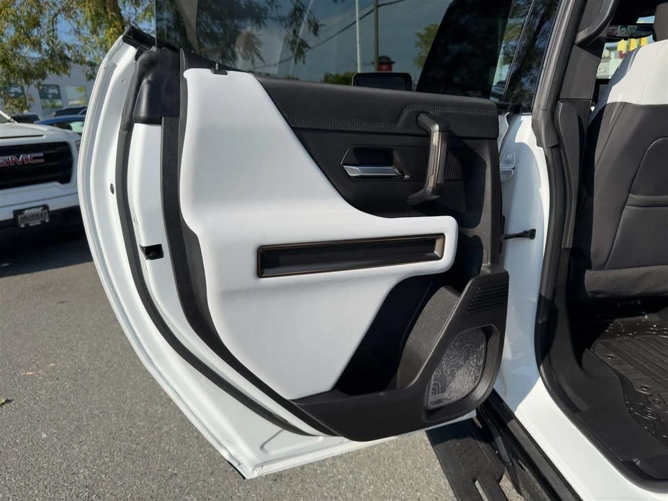 2024 GMC Hummer EV - Image 16 of 19