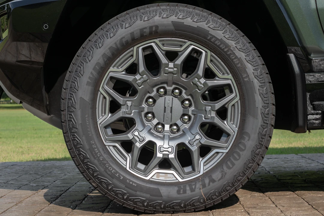2024 GMC Hummer EV - Image 20 of 31