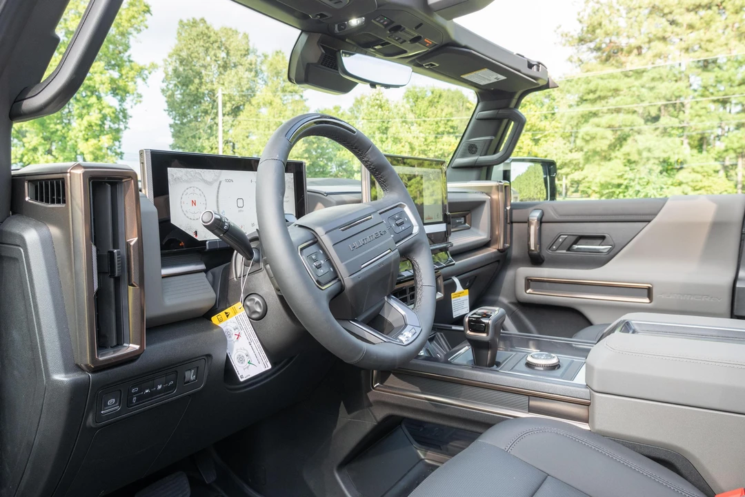 2024 GMC Hummer EV - Image 25 of 31