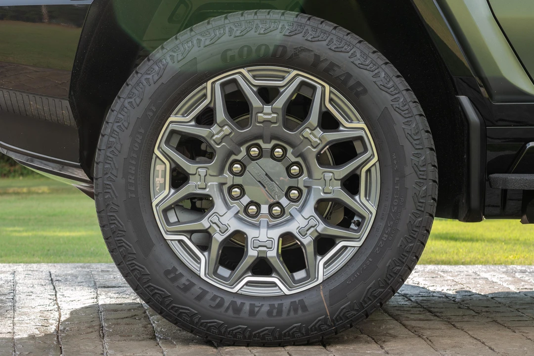 2024 GMC Hummer EV - Image 22 of 31