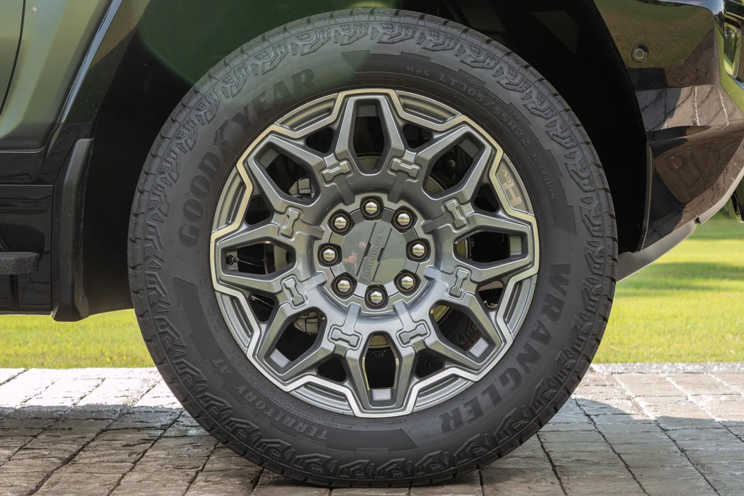 2024 GMC Hummer EV - Image 23 of 31