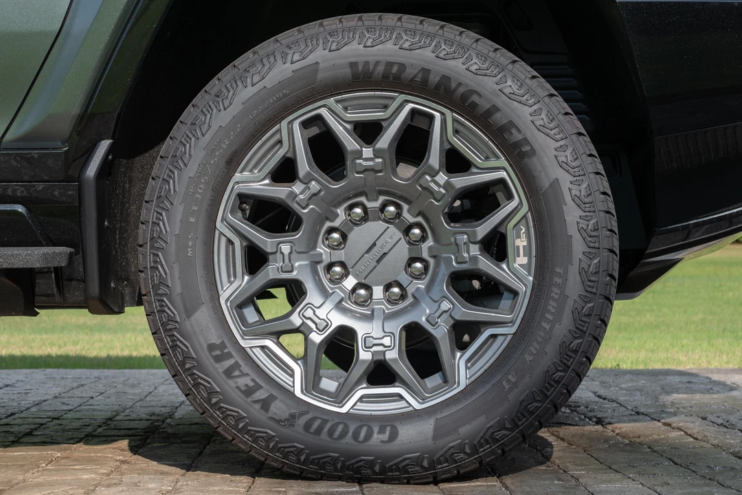 2024 GMC Hummer EV - Image 21 of 31