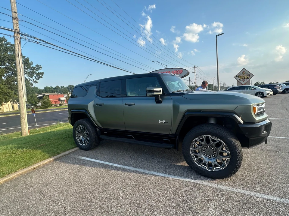 2024 GMC Hummer EV - Image 11 of 31