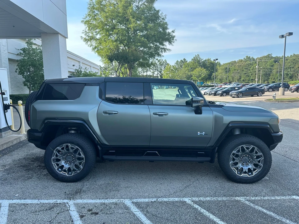 2024 GMC Hummer EV - Image 10 of 31