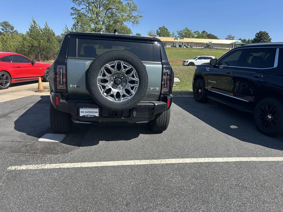 2024 GMC Hummer EV - Image 9 of 31