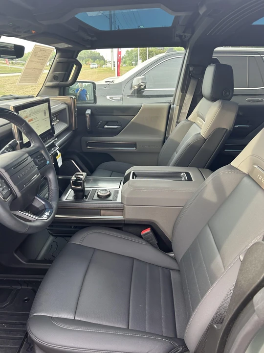 2024 GMC Hummer EV - Image 28 of 31