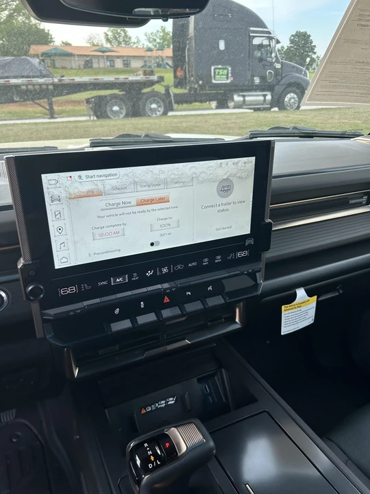 2024 GMC Hummer EV - Image 25 of 31