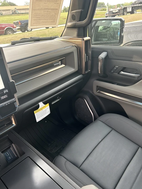 2024 GMC Hummer EV - Image 30 of 31