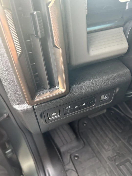 2024 GMC Hummer EV - Image 23 of 31