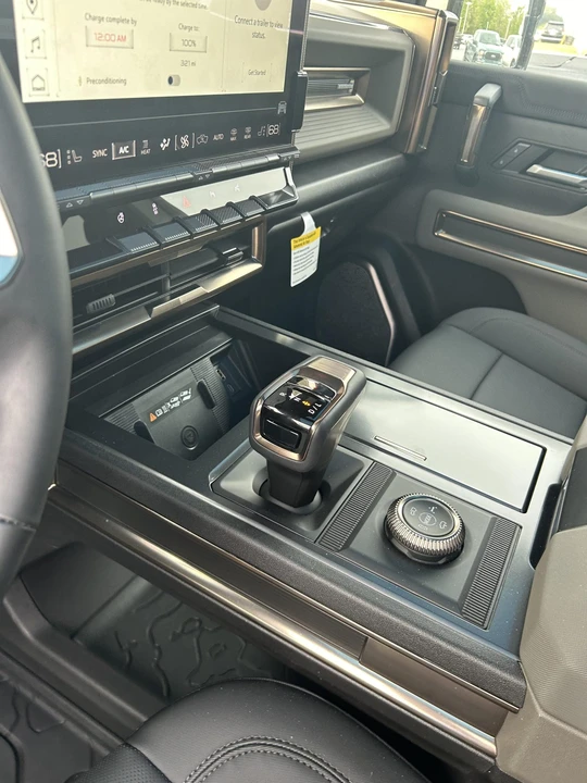 2024 GMC Hummer EV - Image 29 of 31