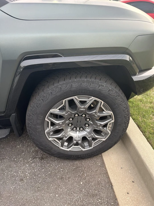 2024 GMC Hummer EV - Image 15 of 31