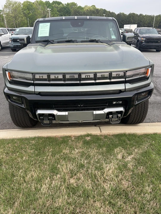 2024 GMC Hummer EV - Image 10 of 31