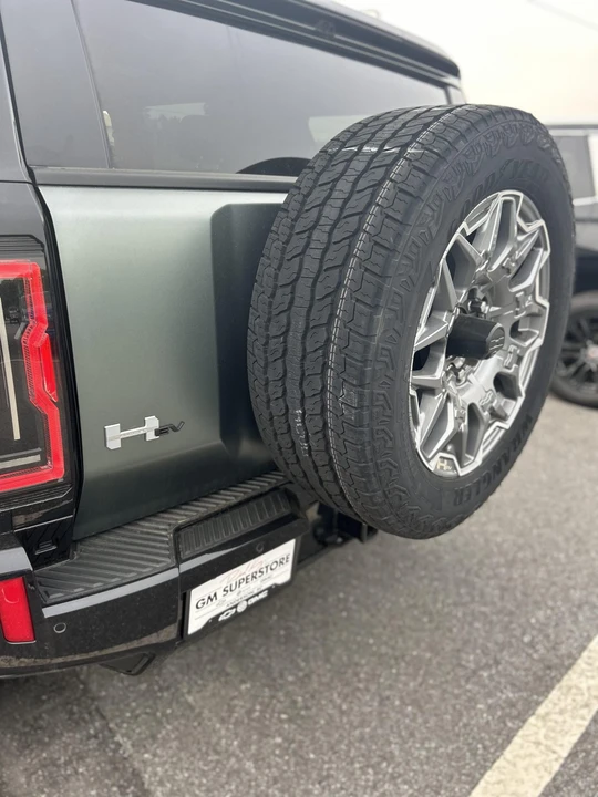 2024 GMC Hummer EV - Image 14 of 31