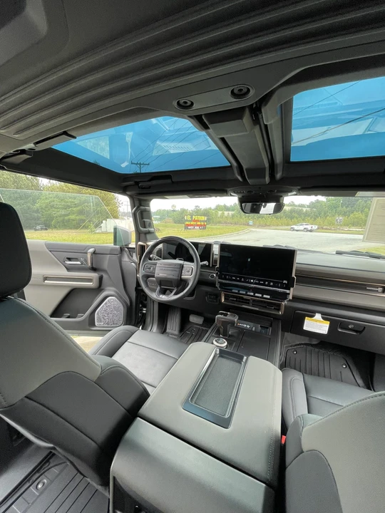 2024 GMC Hummer EV - Image 19 of 31