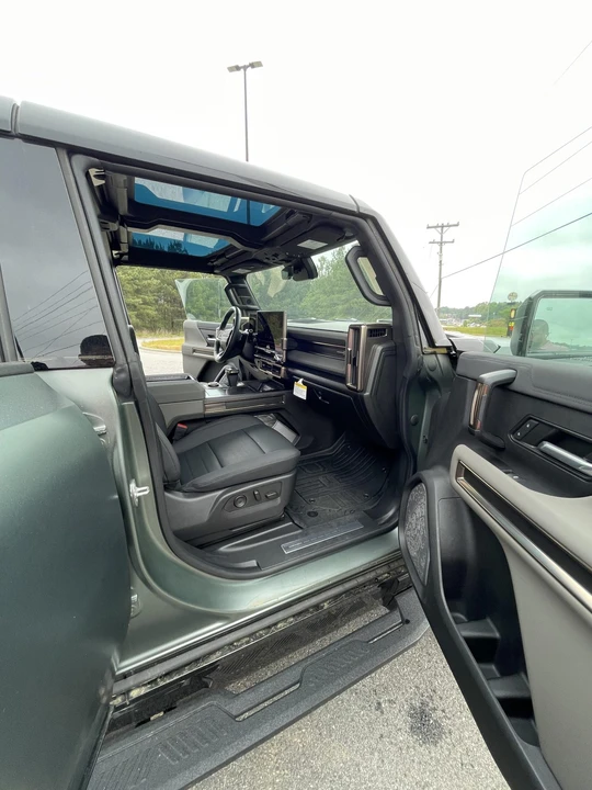 2024 GMC Hummer EV - Image 18 of 31