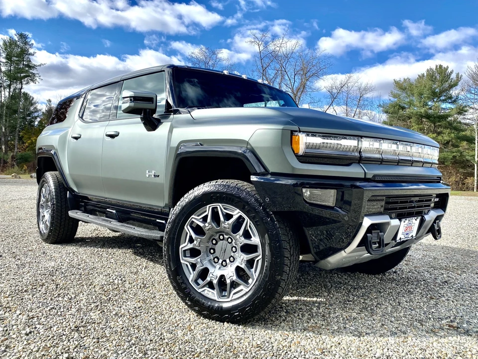 2024 GMC Hummer EV - Image 14 of 31