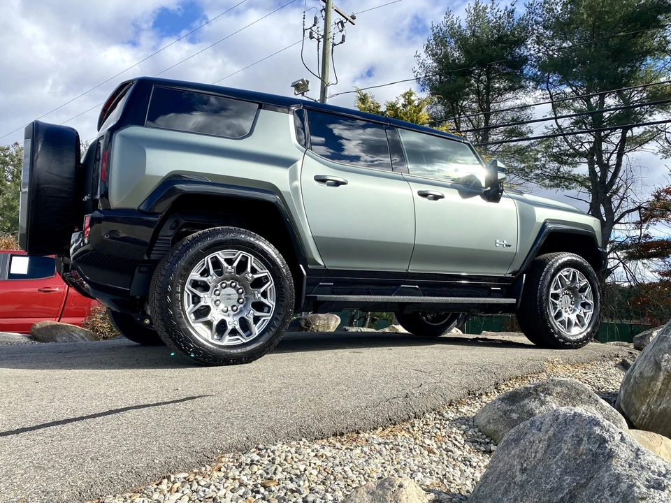 2024 GMC Hummer EV - Image 28 of 31