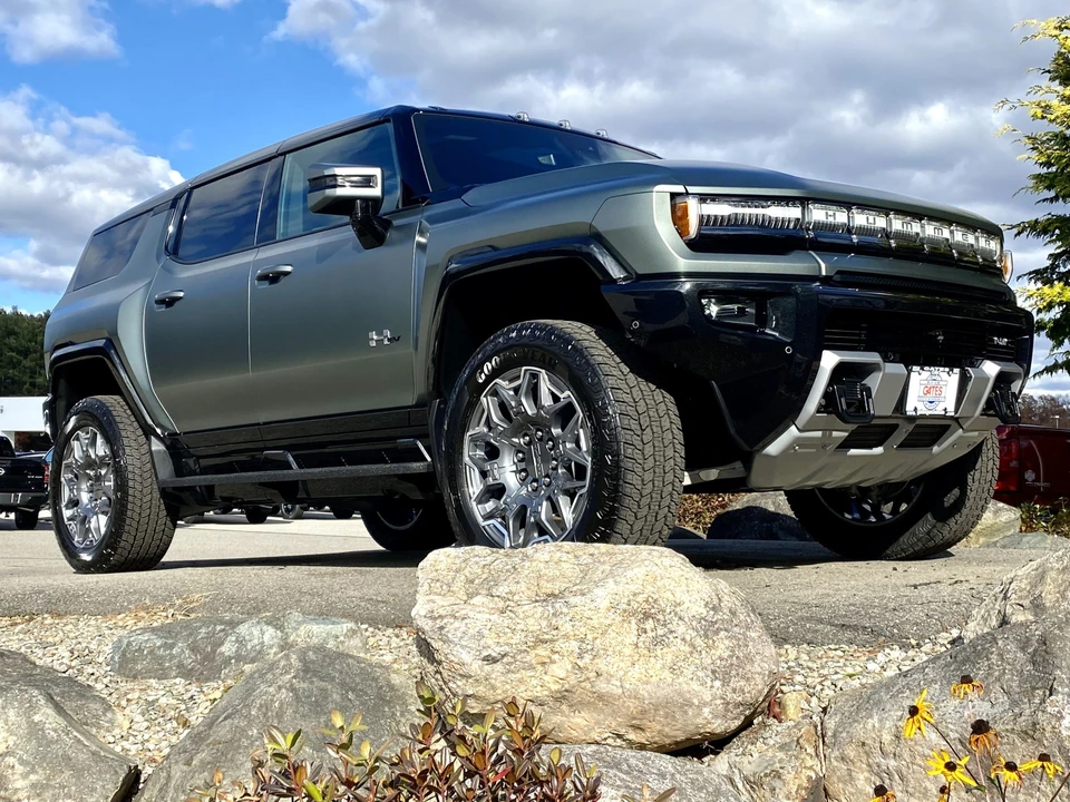 2024 GMC Hummer EV - Image 11 of 31