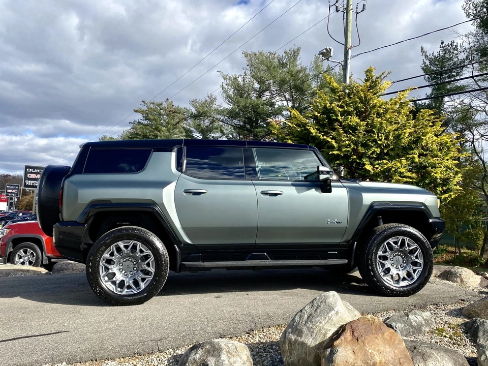 2024 GMC Hummer EV - Image 24 of 31