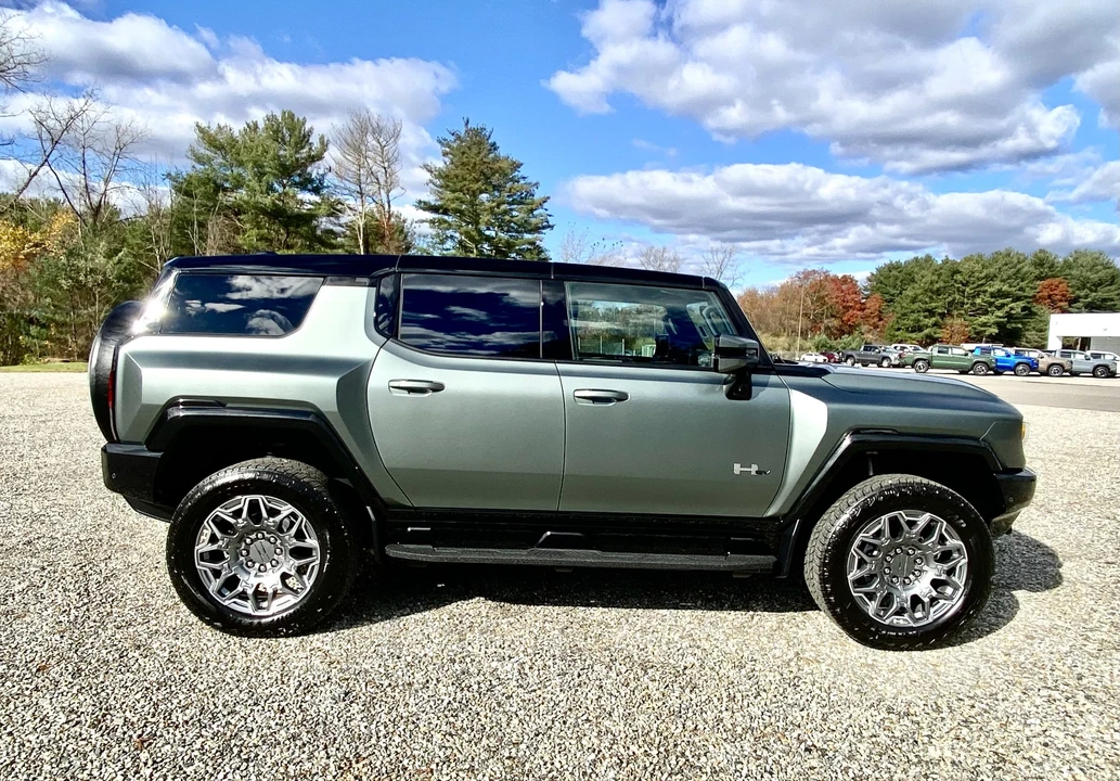 2024 GMC Hummer EV - Image 21 of 31
