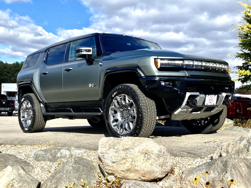 2024 GMC Hummer EV - Image 12 of 31