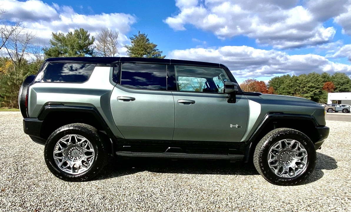 2024 GMC Hummer EV - Image 22 of 31