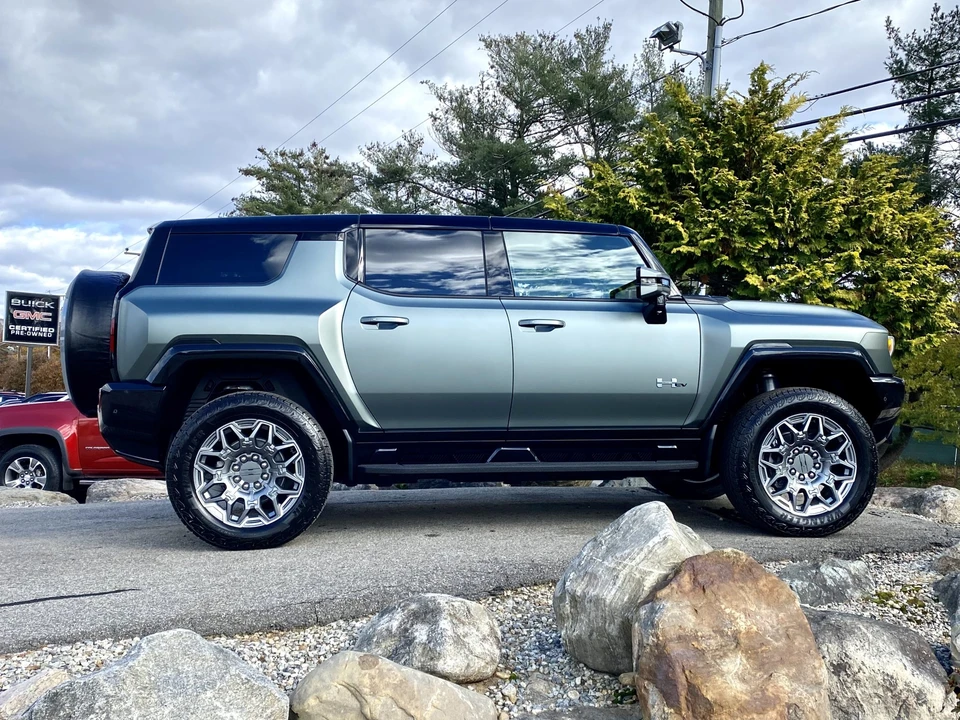 2024 GMC Hummer EV - Image 25 of 31